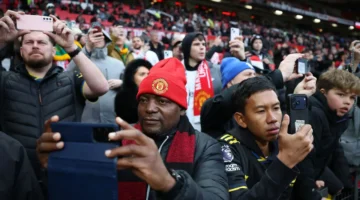 رهان الحلاقة.. مشجع يثير الجدل قبل مباراة مانشستر يونايتد ووست هام اليوم